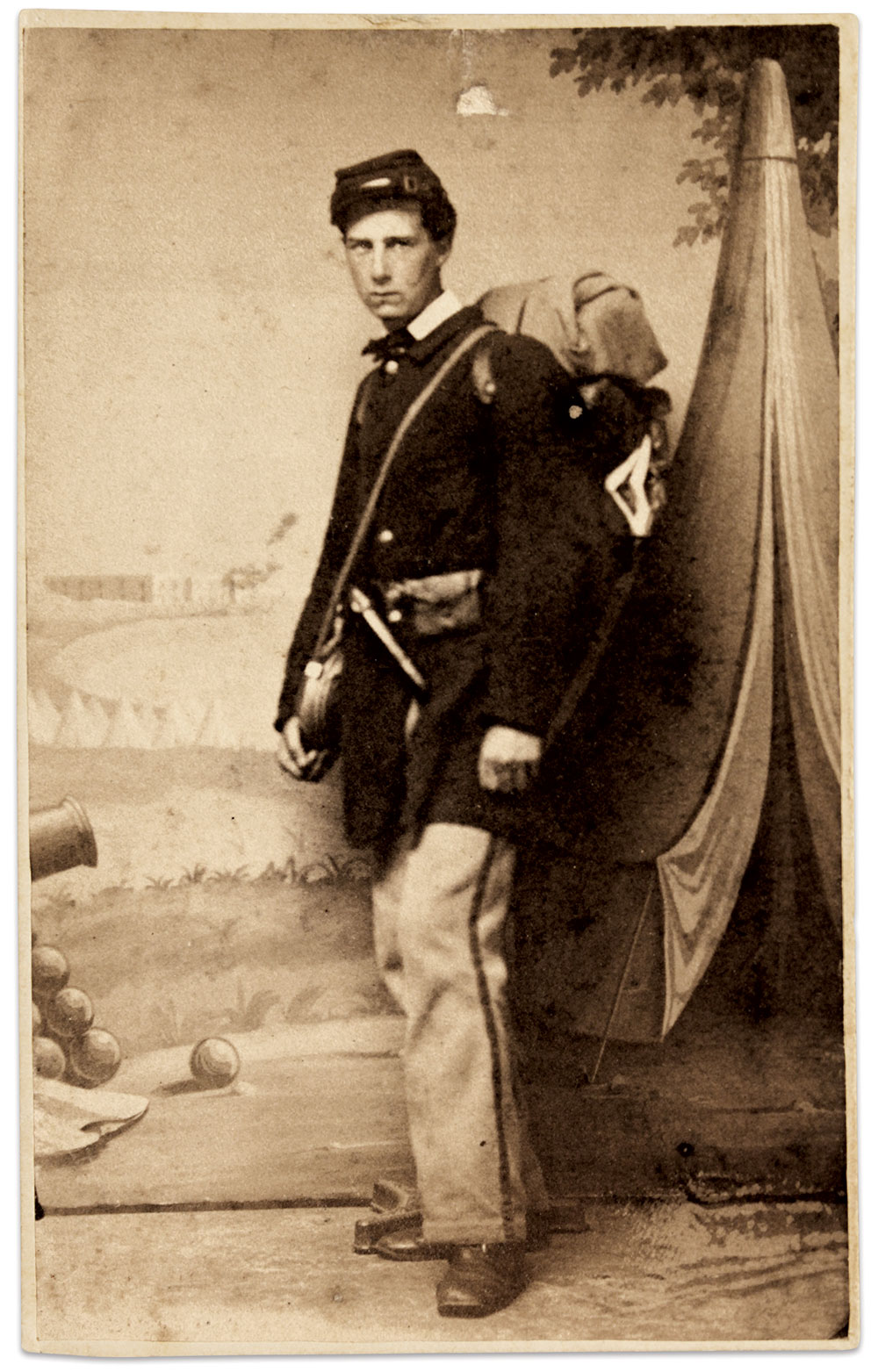 Another backdrop that bears a striking resemblance to the Moore Brothers painting appears in portraits taken in 
Philadelphia by photographer Charles C. Evans. These soldiers
are unidentified.